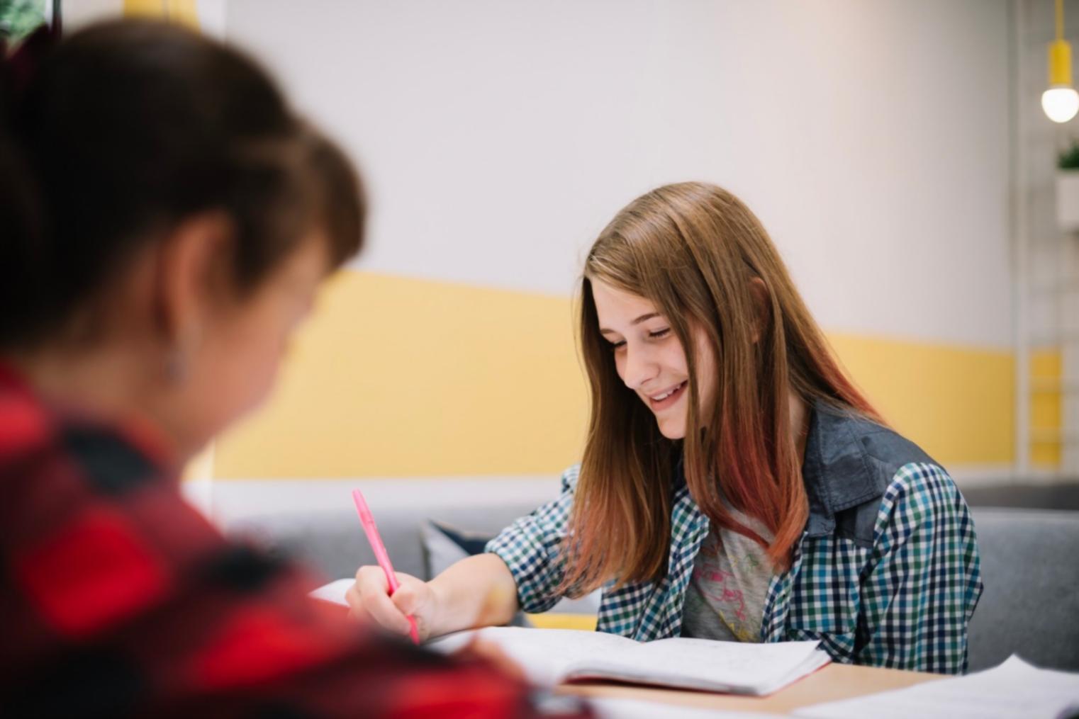 Étudiant travaillant sur son budget personnel